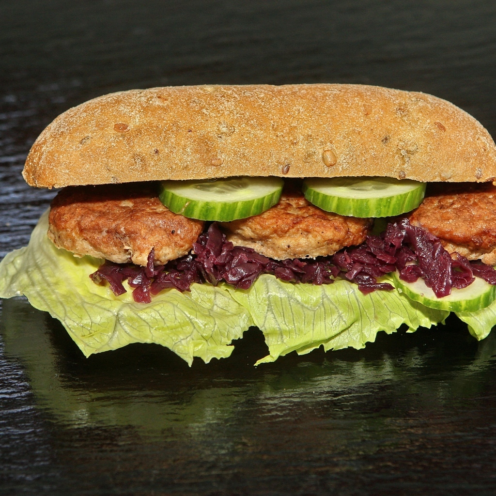 Бутерброд с котлетами и огурцами