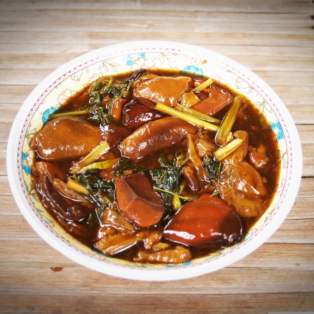 Острое азиатское блюдо с грибами