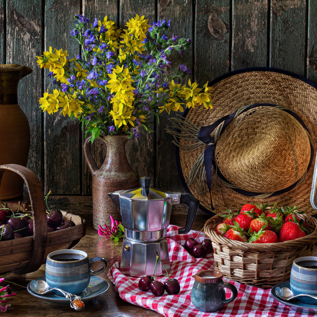 Натюрморт на столе с цветами и ягодами