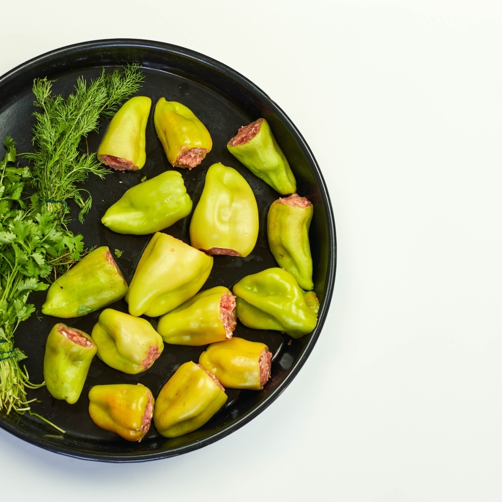 Фаршированный перец на сковороде с петрушкой