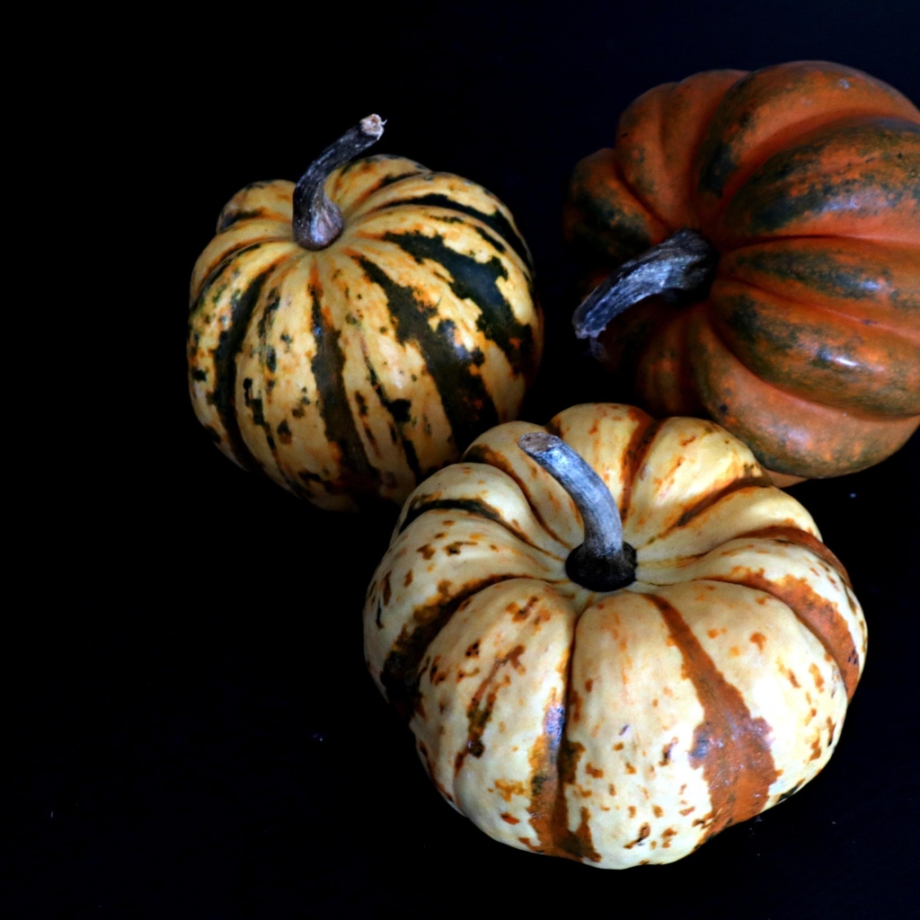 Три тыквы на черном фоне