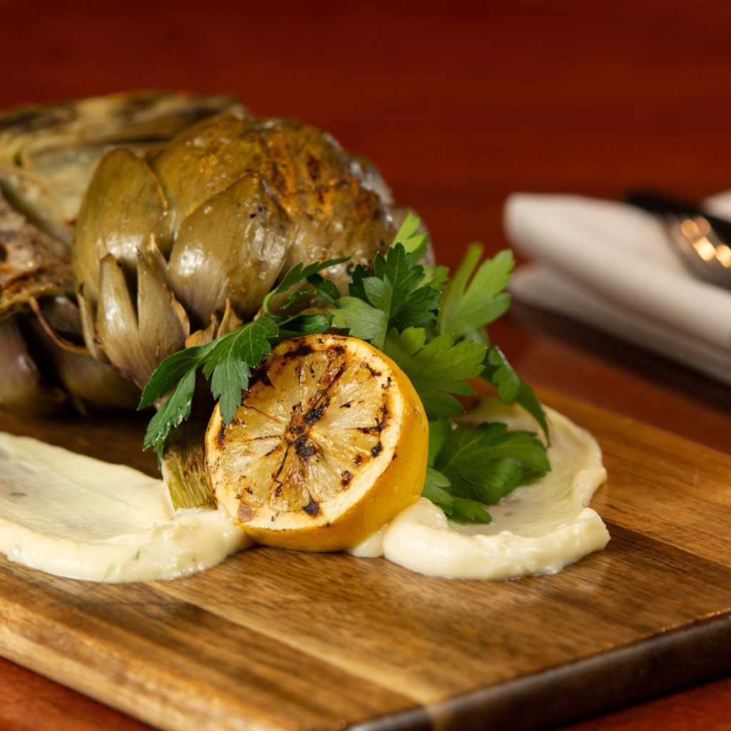 Артишок с лимоном на доске