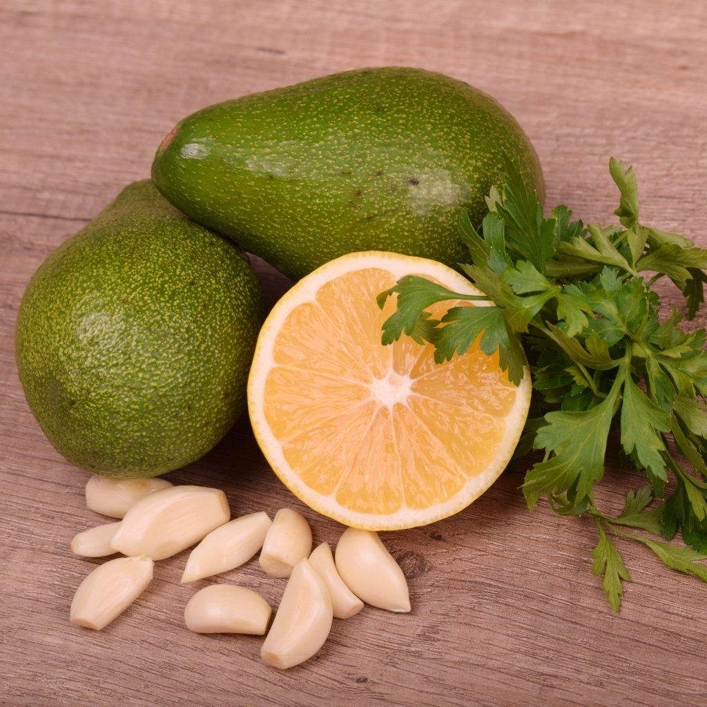 Авокадо на столе с чесноком и лимоном