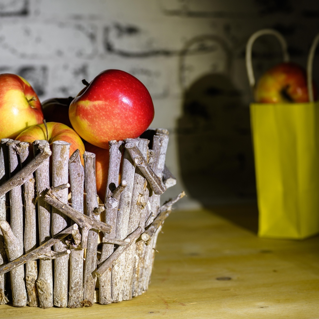 Корзина из веток с красными яблоками