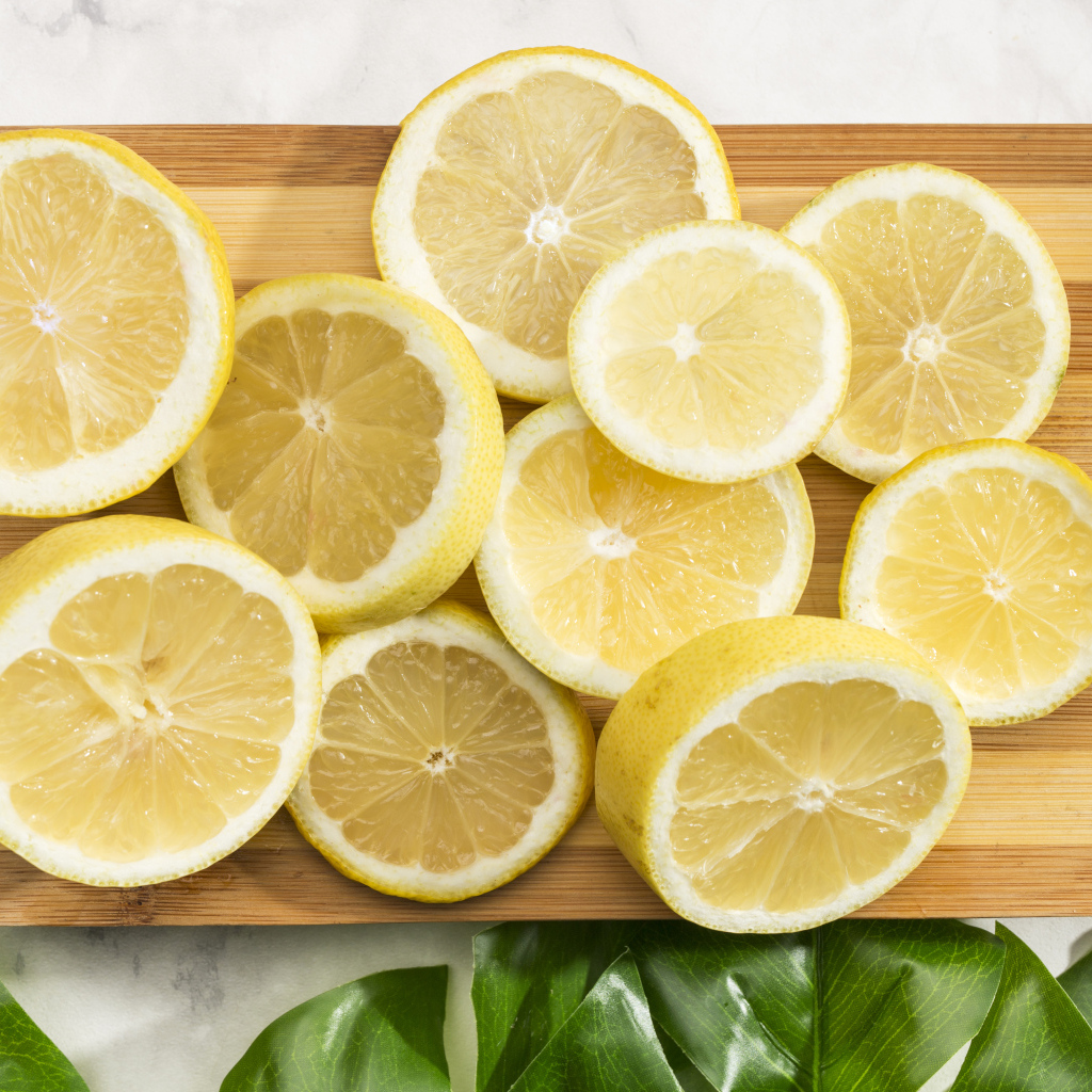 Разделочная доска с нарезанным лимоном