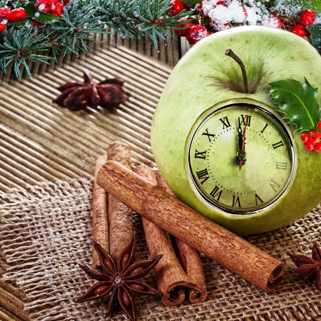 Зеленое яблоко с часами на столе со специями