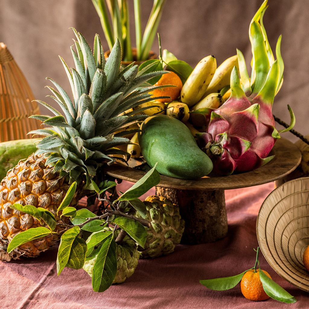 Много вкусных тропических фруктов на столе