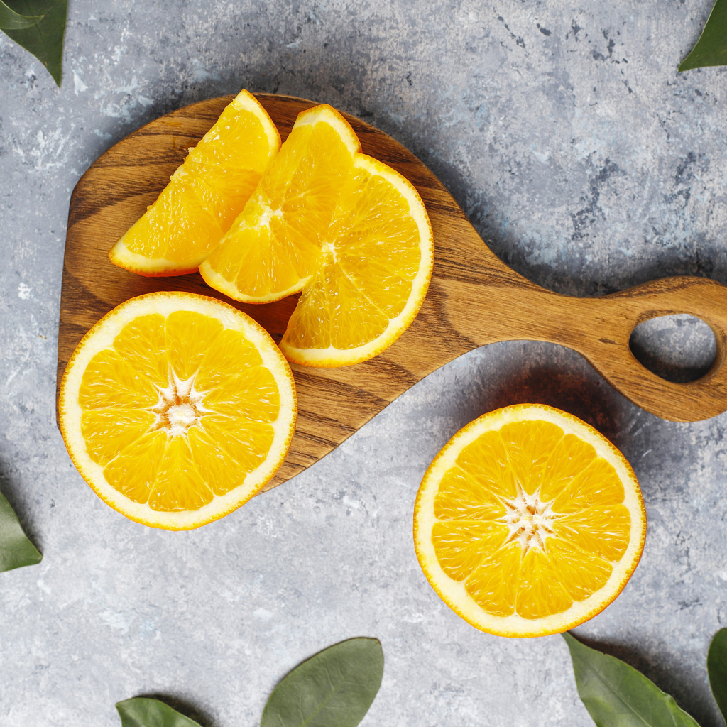 Апельсин на разделочной доске кусочками