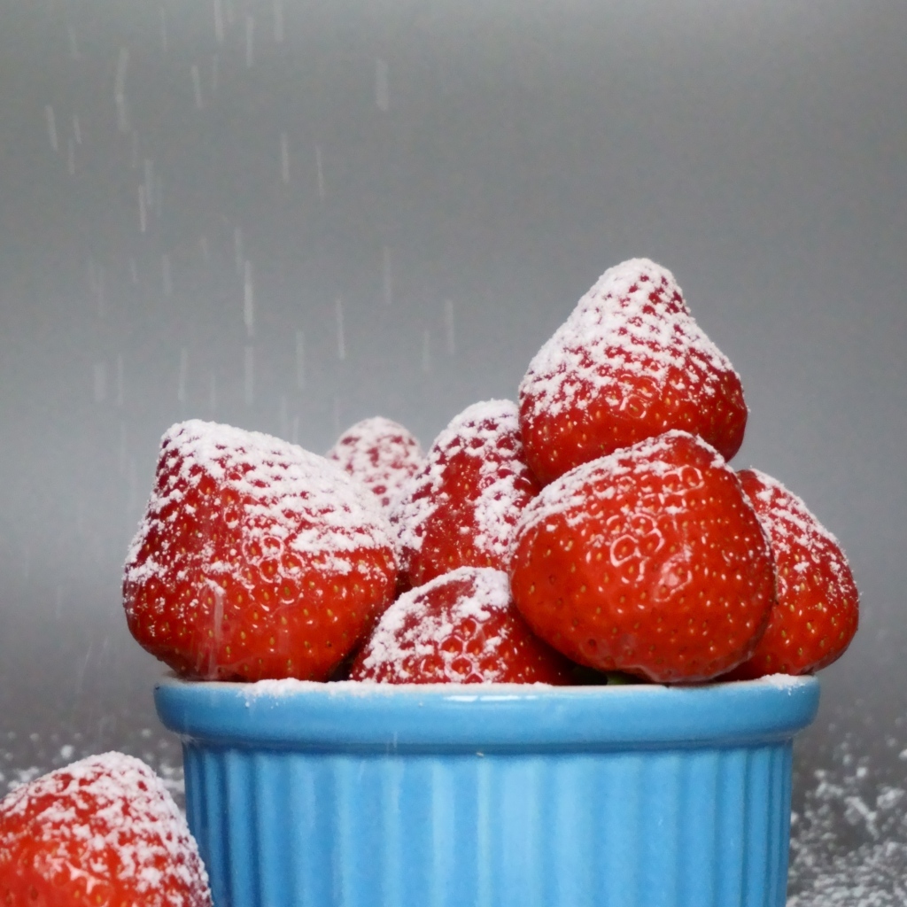 Спелая красная клубника в сахарной пудре
