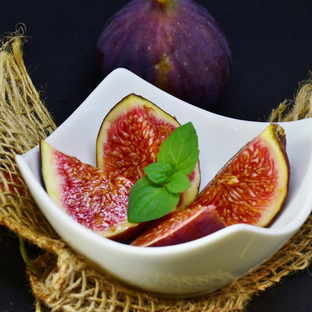 Нарезанный инжир в белой тарелке 