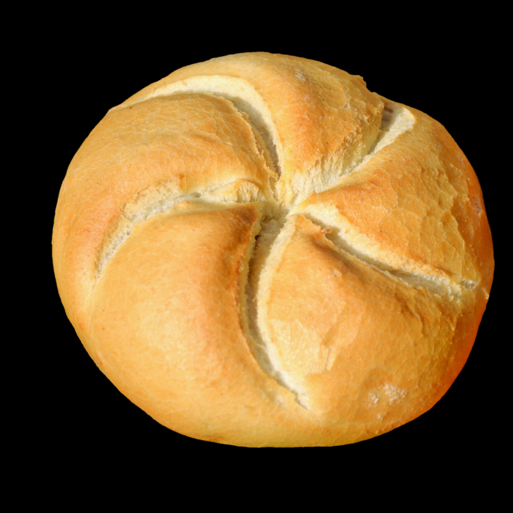 Круглый хлеб на черном фоне