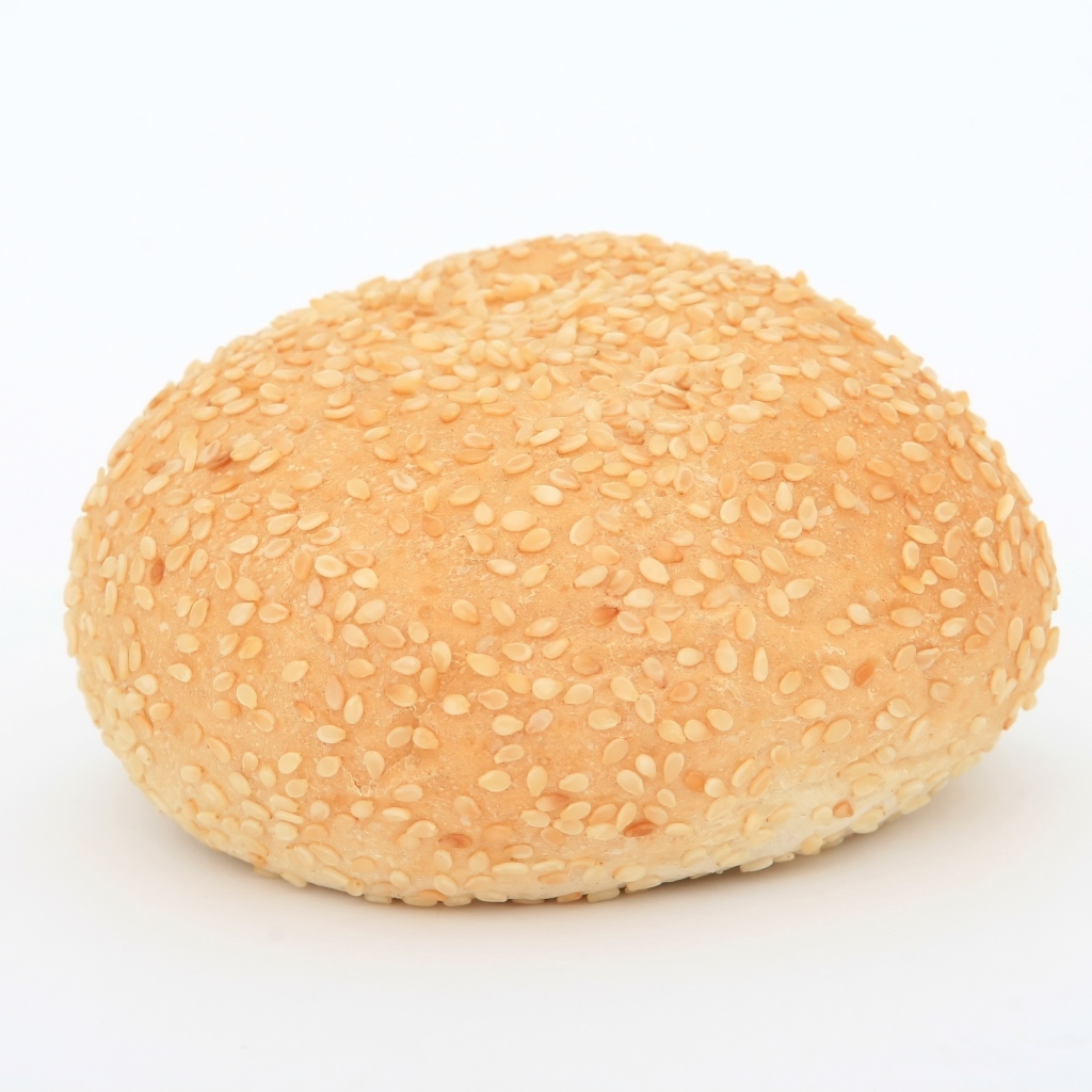 Булочка с кунжутом на белом фоне