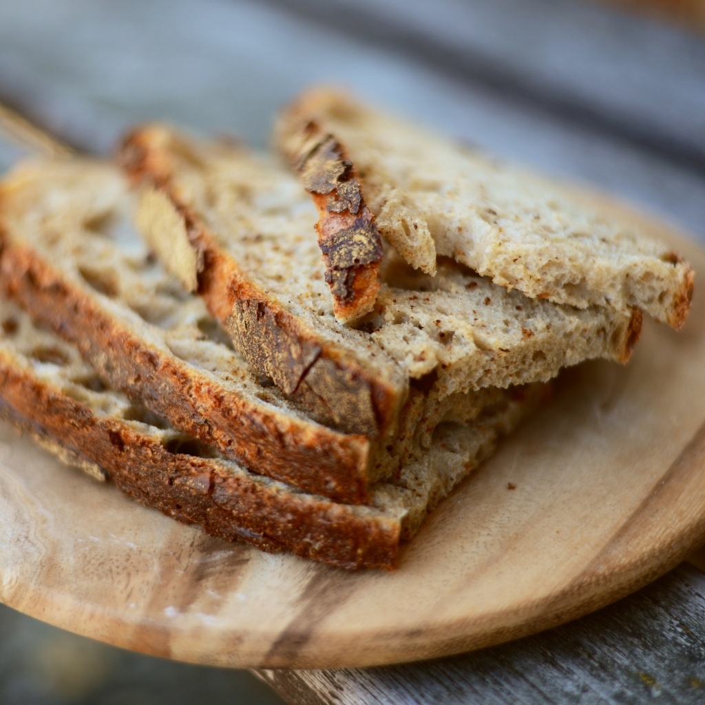 Нарезанный хлеб на деревянной доске