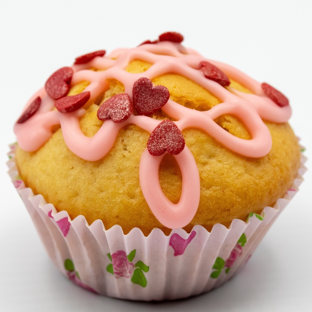 Кекс с украшением из сердец на сером фоне