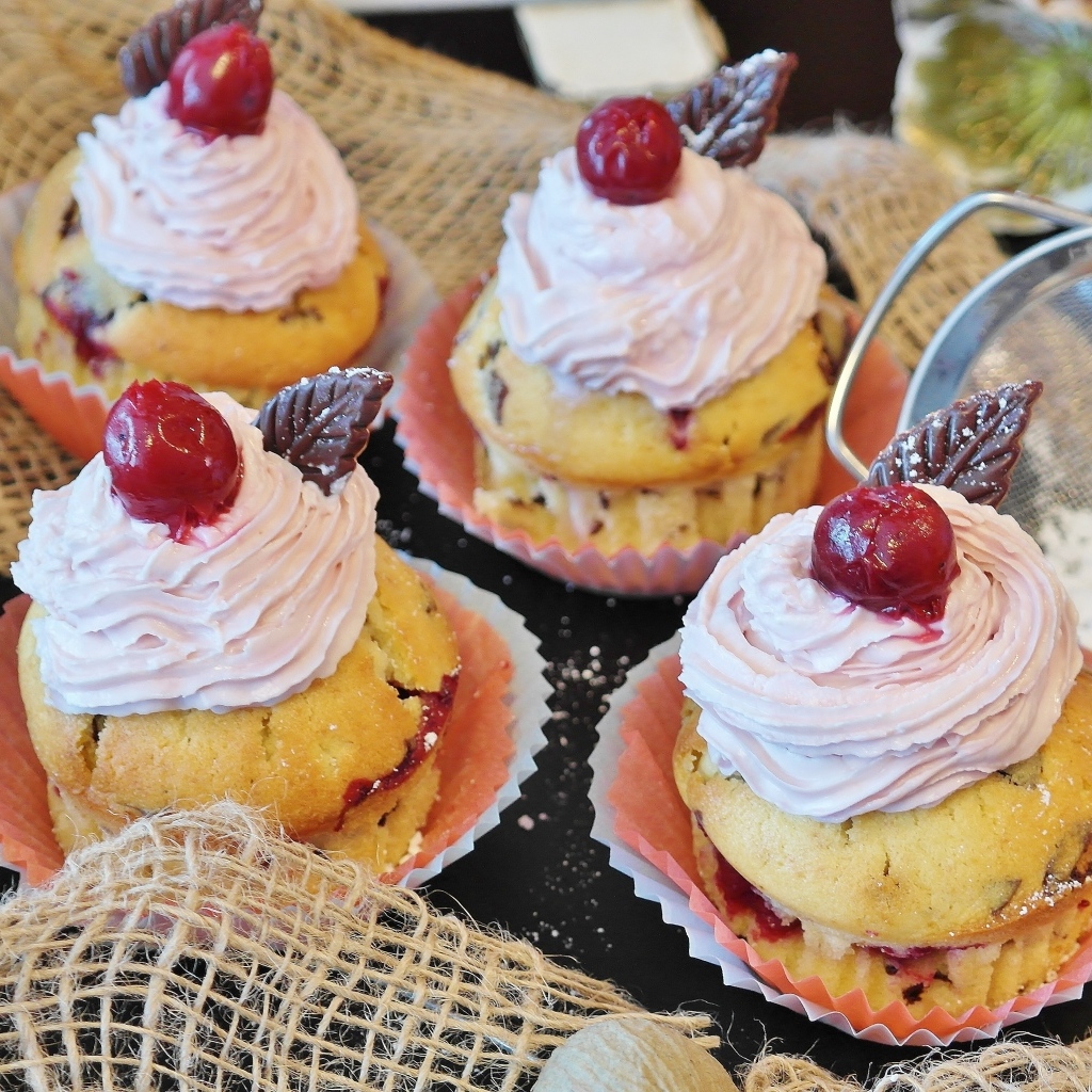 Кексы с розовым кремом и ягодами вишни 