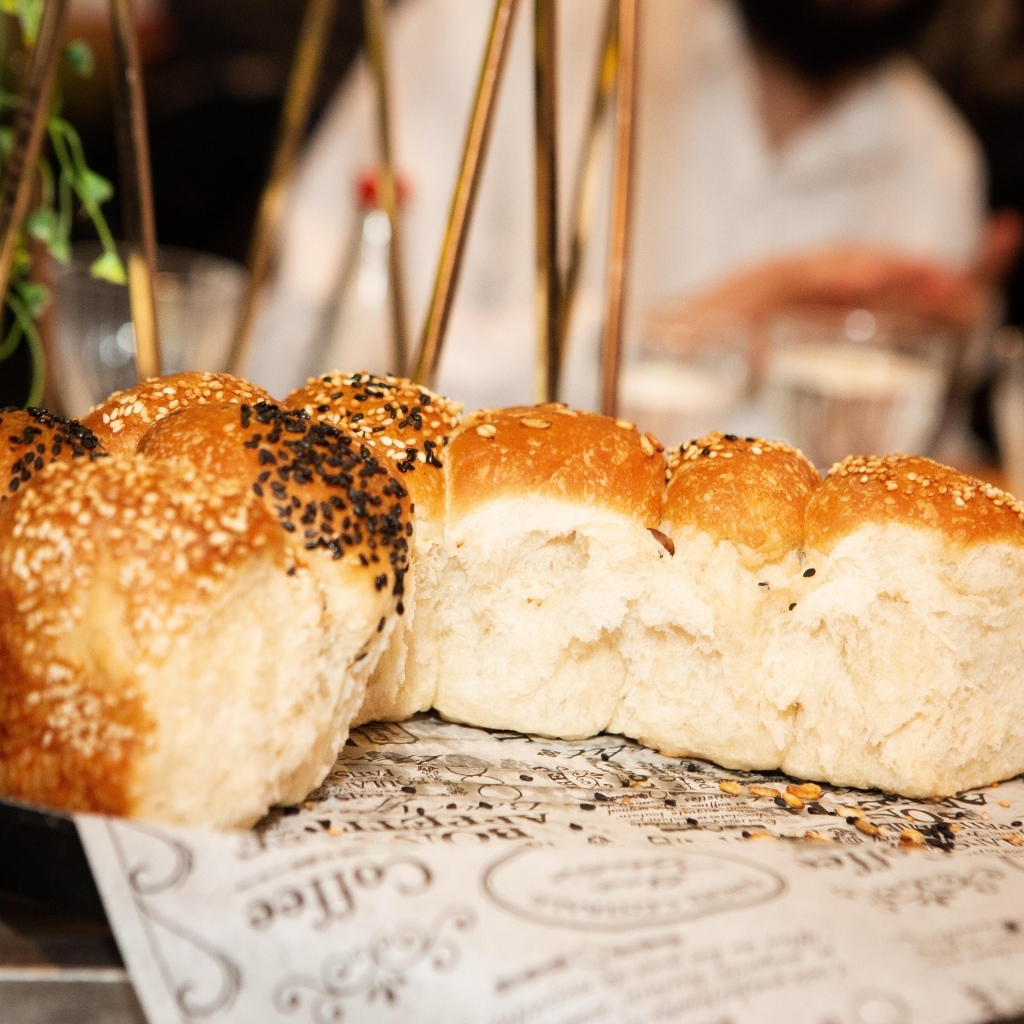 Ароматные булочки в кунжутом на столе в кафе