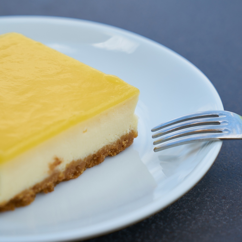 Лимонный чизкейк на тарелке