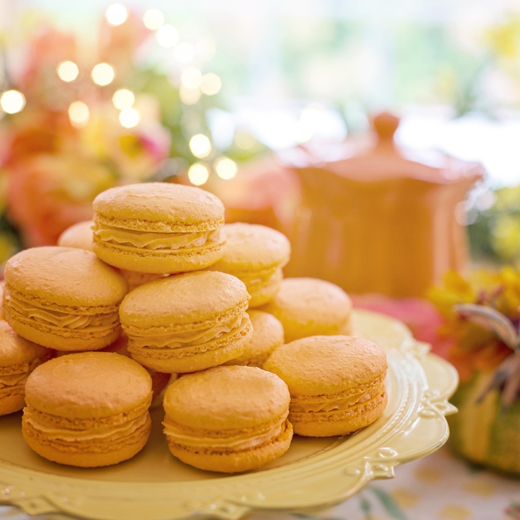 Печенье макарун на большой красивой тарелке
