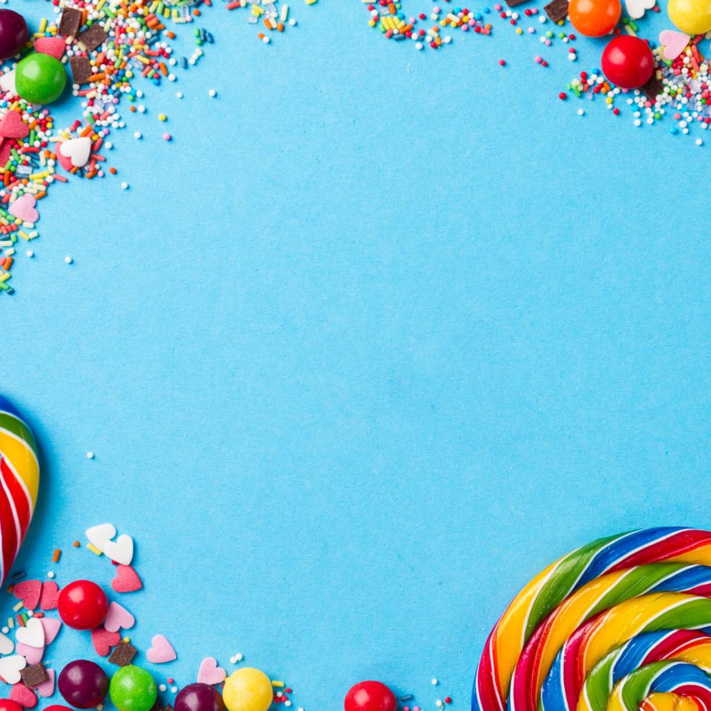 Разноцветные конфеты на голубом фоне крупным планом