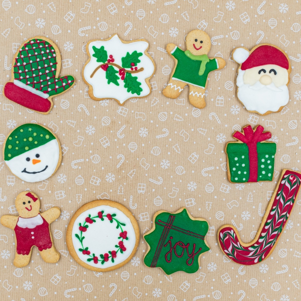 Новогоднее печенье на коричневом фоне