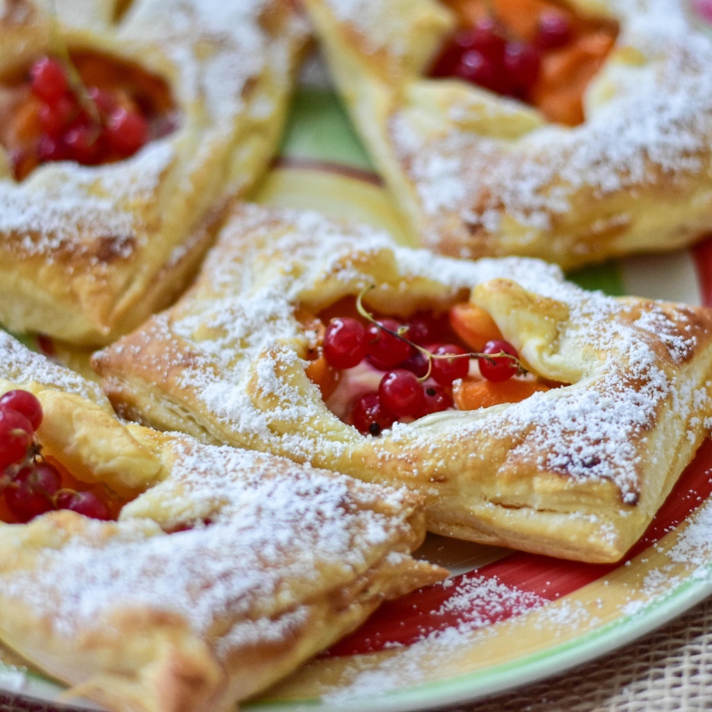 Слойки с ягодами красной смородины и сахарной пудрой