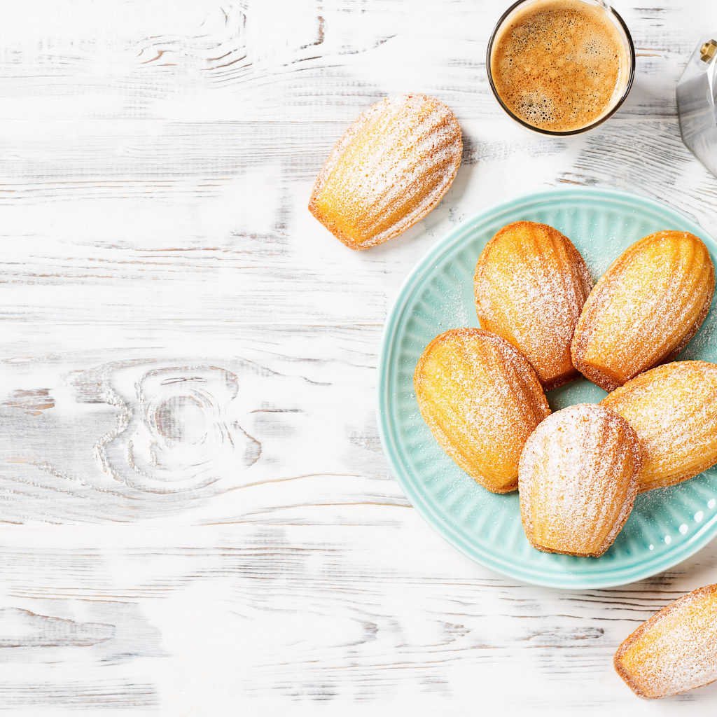 Песочное печенье на тарелке на столе с кофе