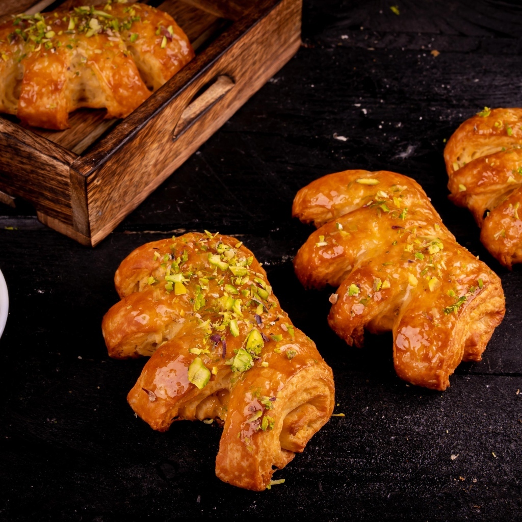 Сладкие ароматные булочки с фисташками