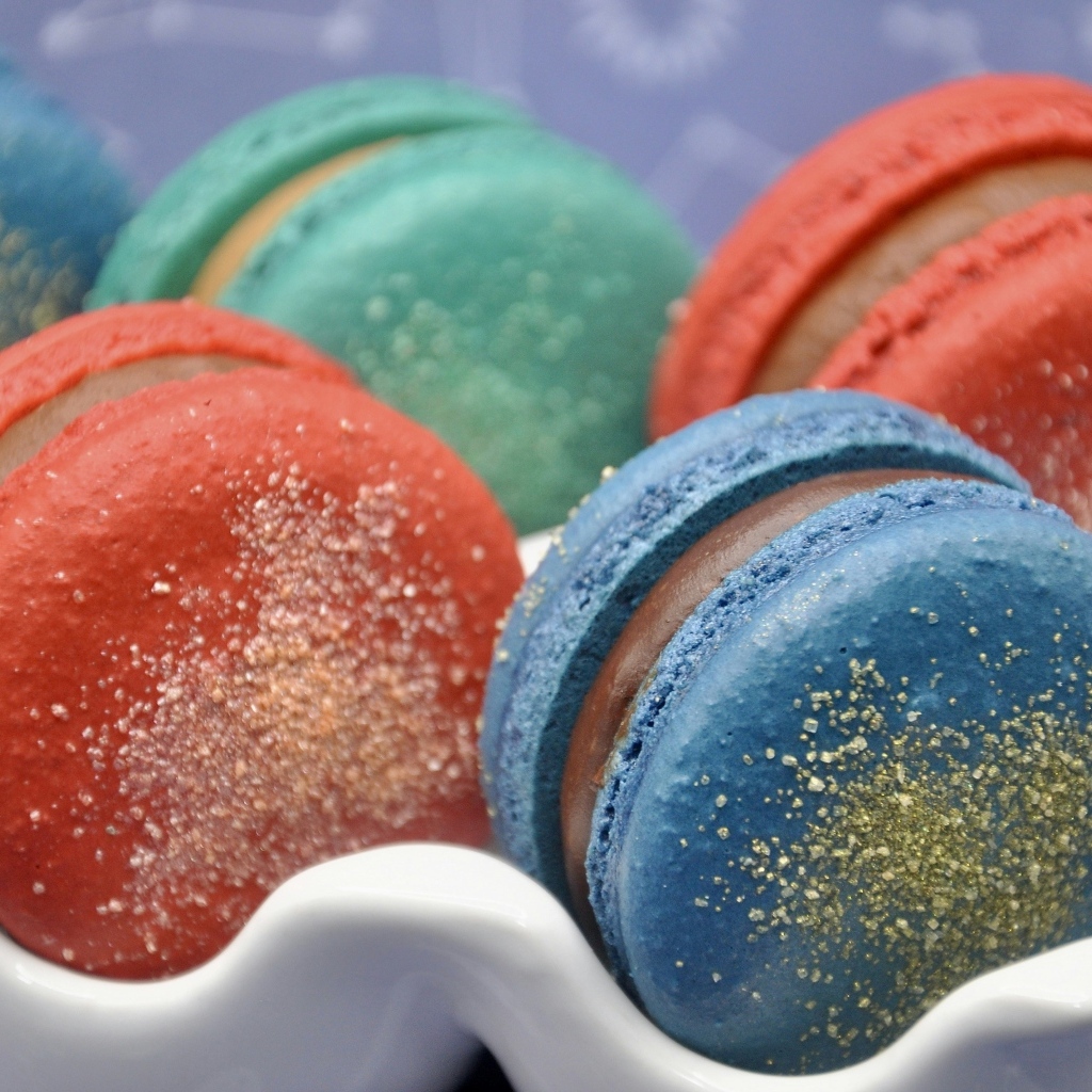 Сладкий разноцветный десерт макарун на столе