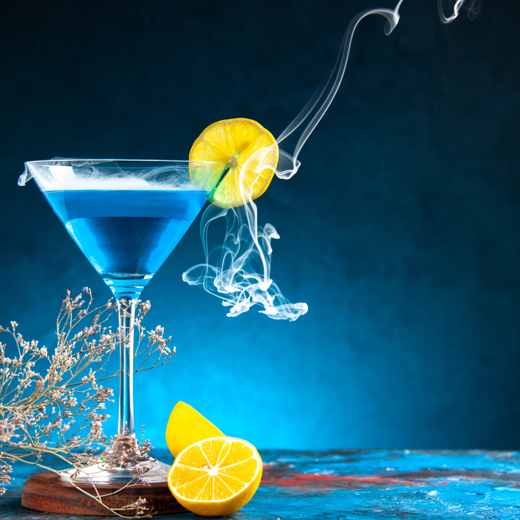 Синий коктейль с лимоном и дымом