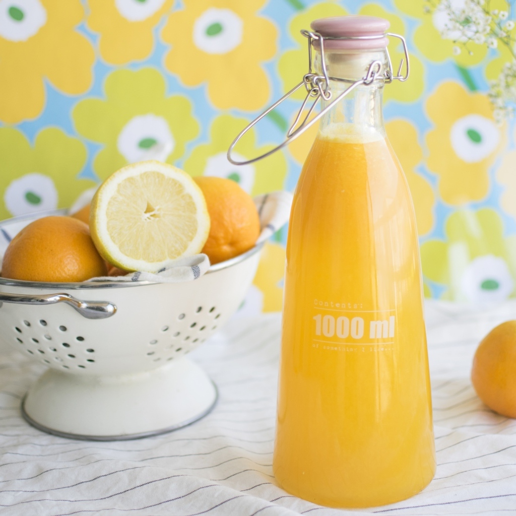 Апельсиновый сок с фруктами на столе