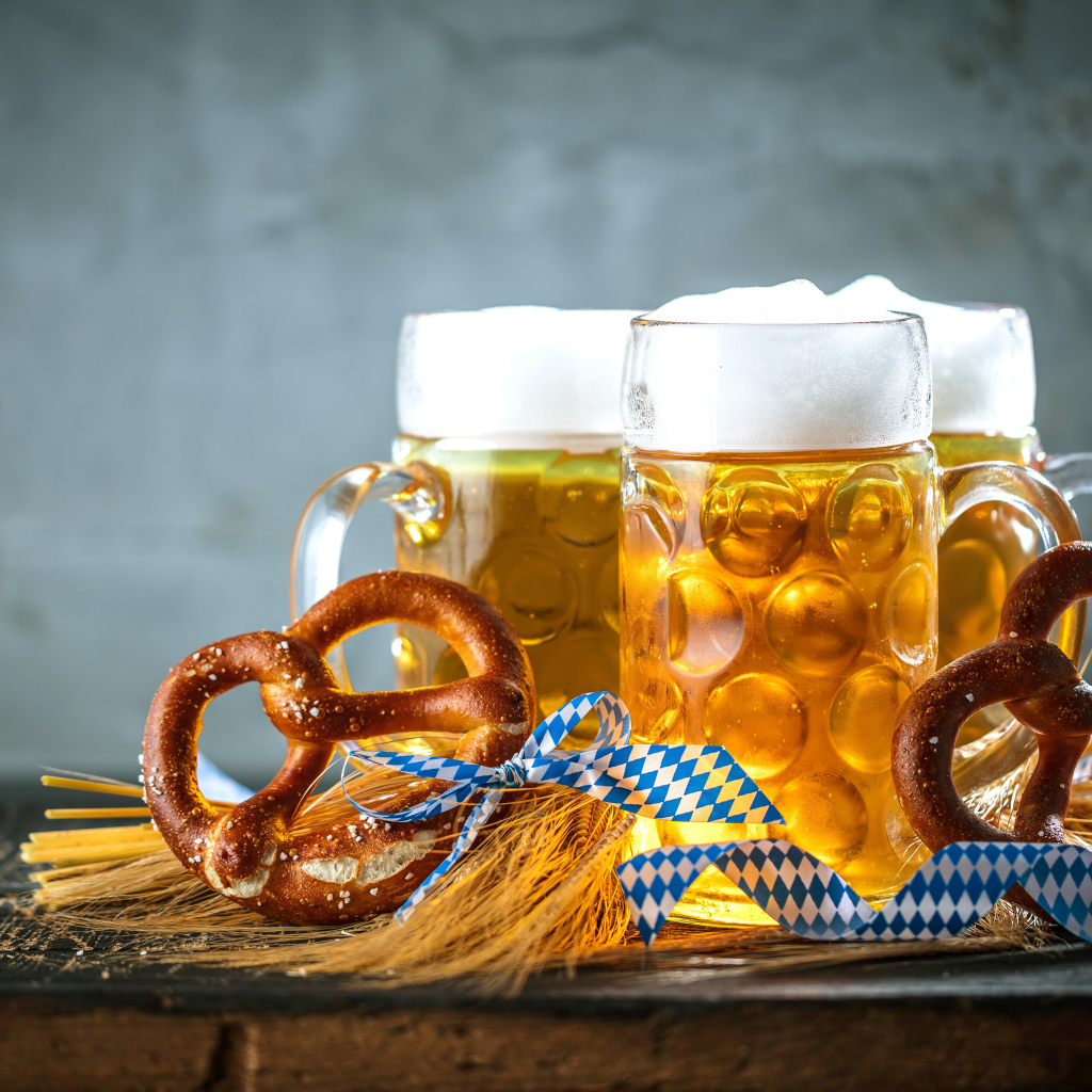 Три бокала пива с кренделями 