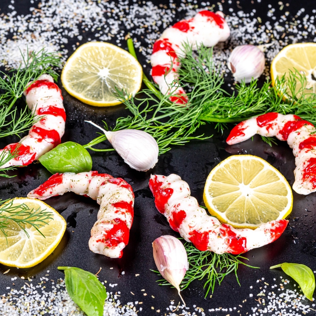 Креветки на столе с укропом и лимоном