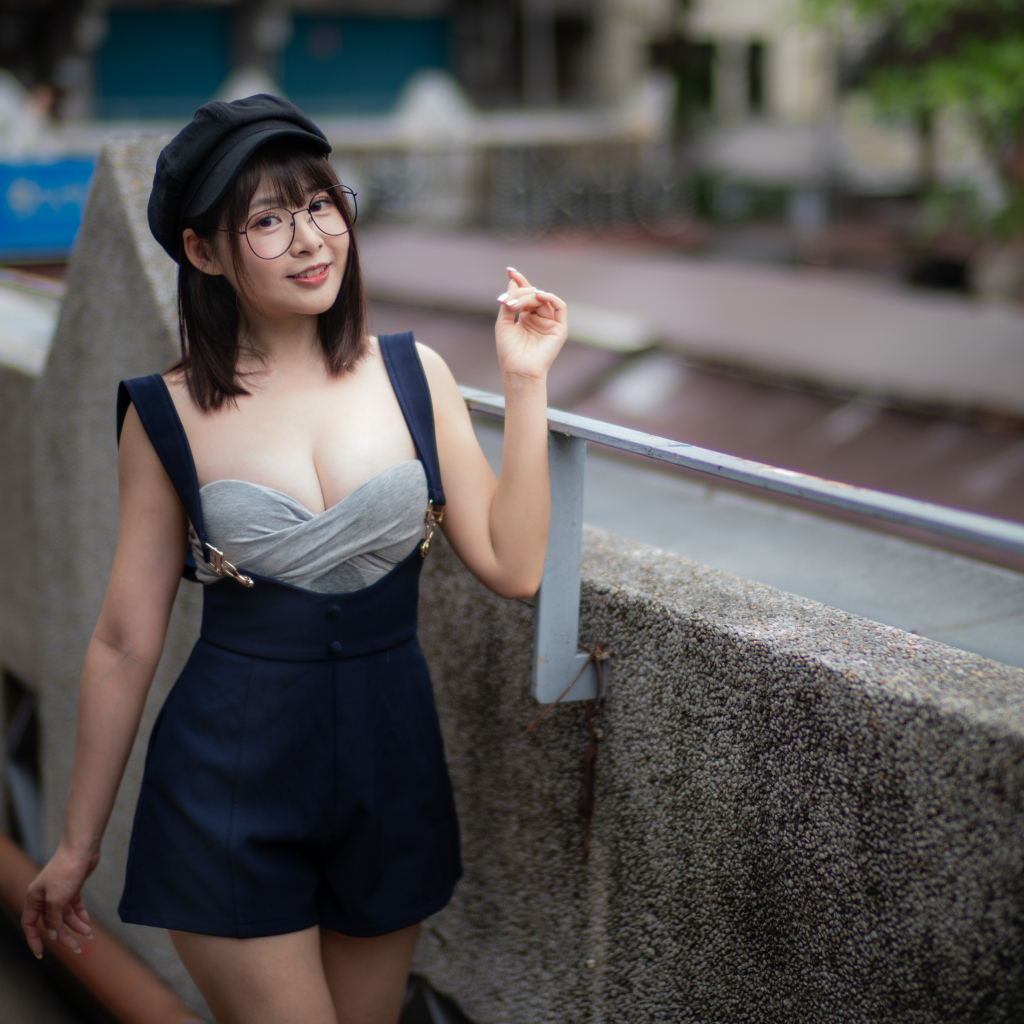 Девушка азиатка в берете и очках 