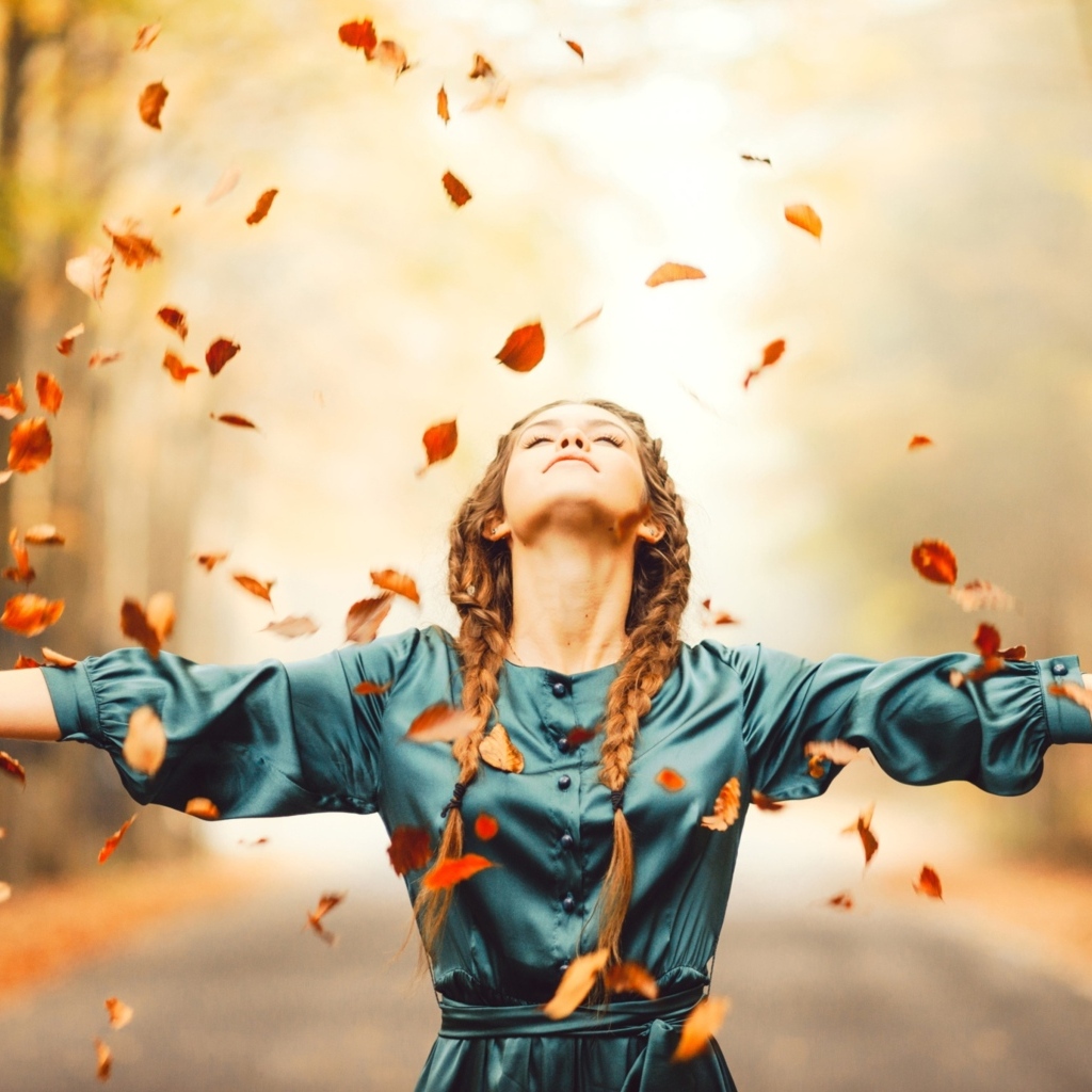 Красивая девушка любит осенние листья