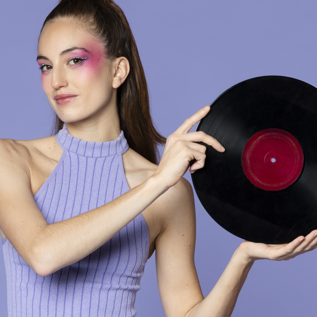 Красивая девушка с пластинкой в руках