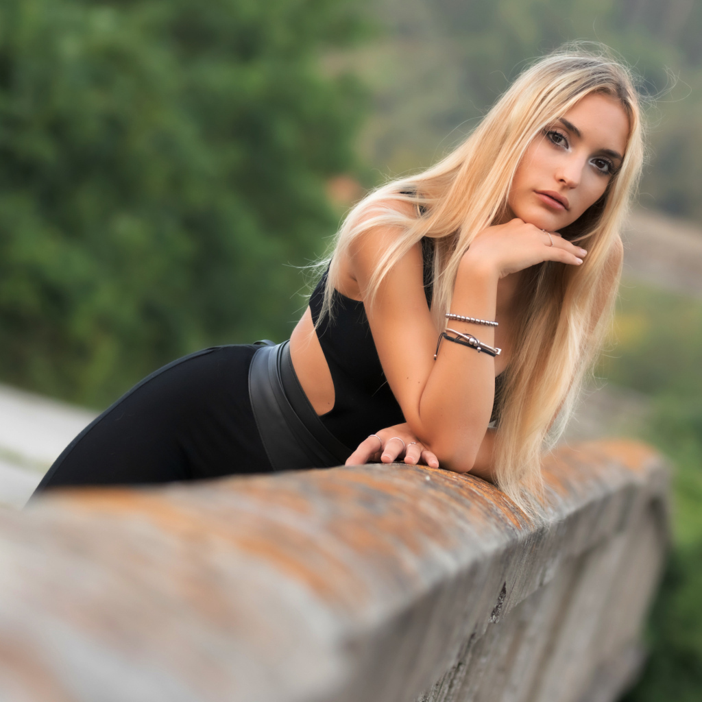 Красивая длинноволосая блондинка с браслетами на руке