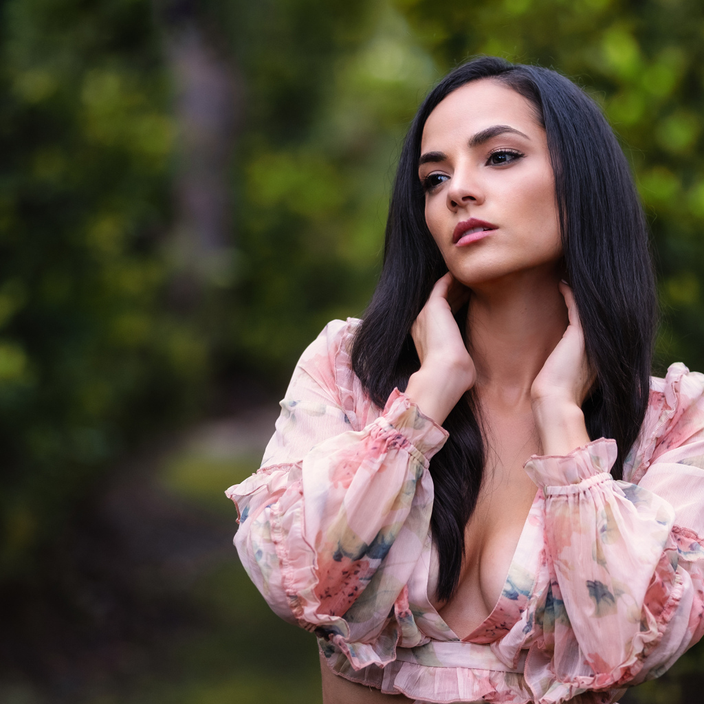 Жгучая брюнетка с карими глазами с руками у шеи