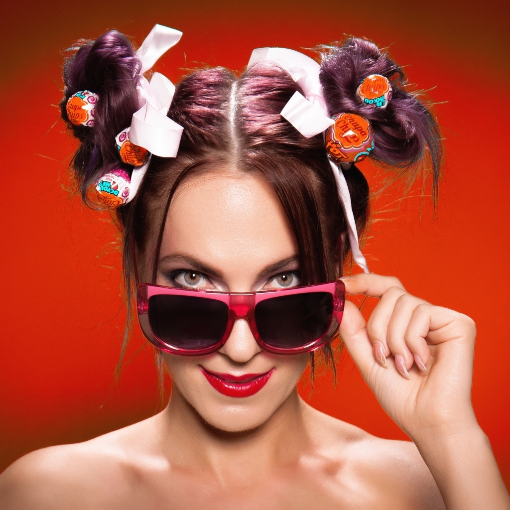 Чупа чупс в волосах у девушки в очках