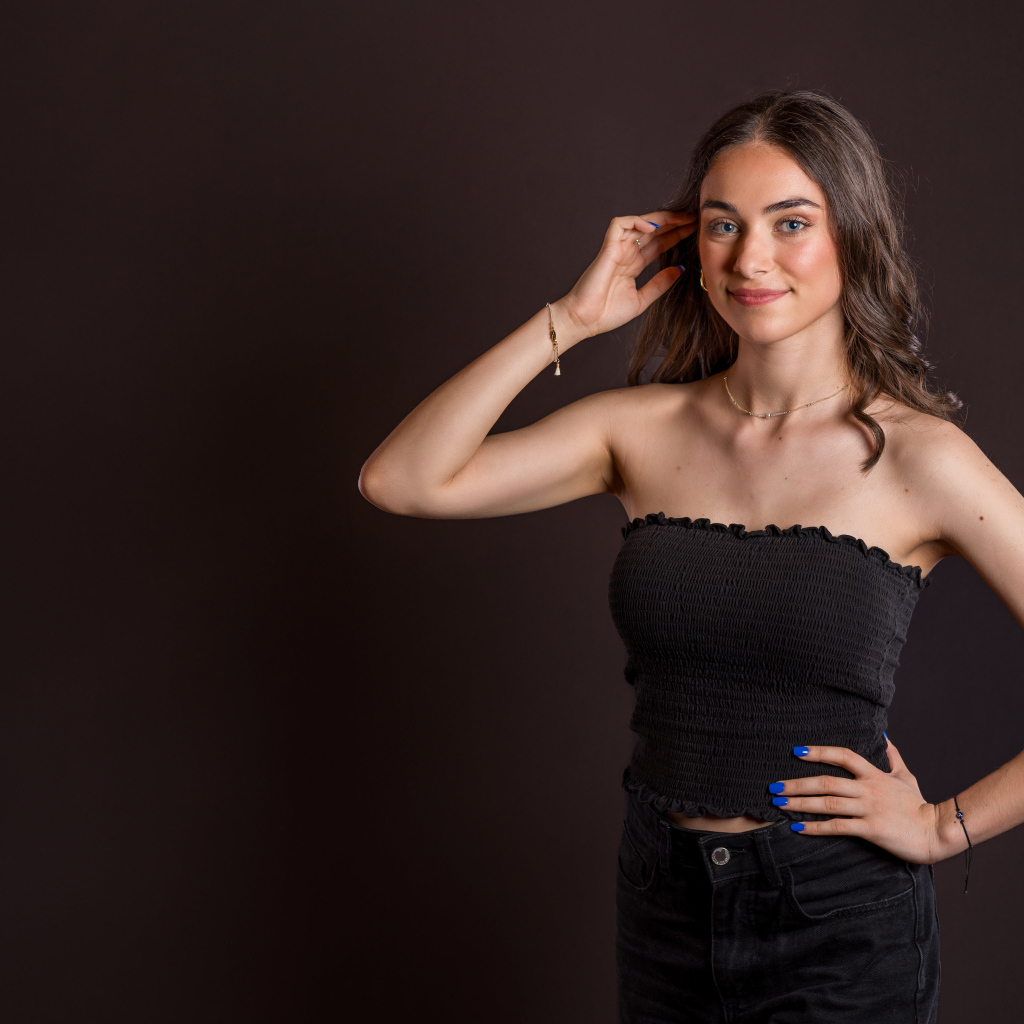 Милая шатенка в черном наряде