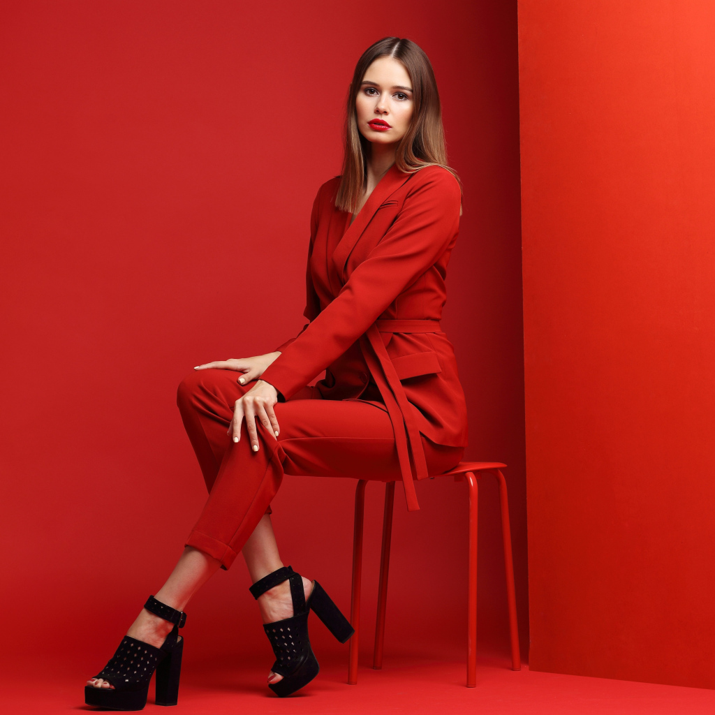 Девушка в красном костюме и черной обуви