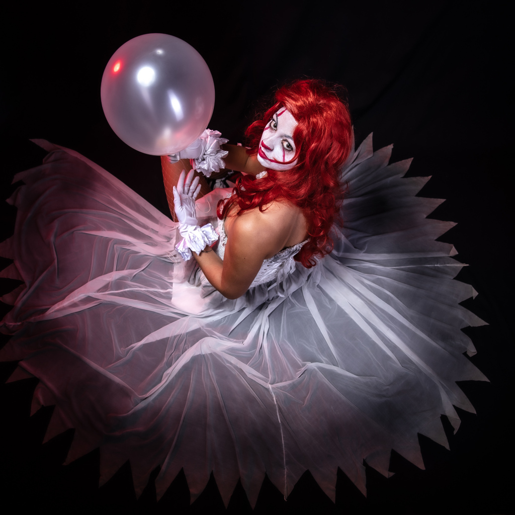 Девушка в белом платье с гримом клоуна 