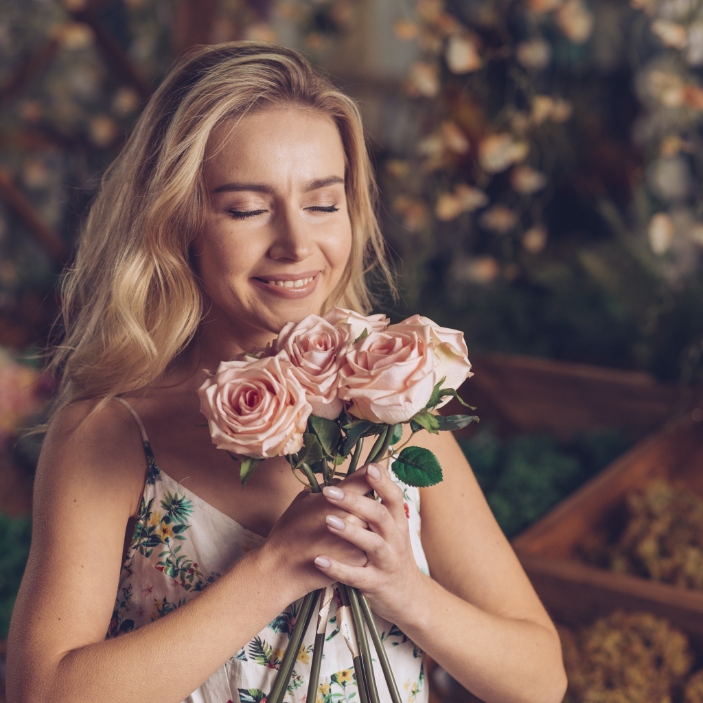 Девушка с букетом роз с закрытыми глазами
