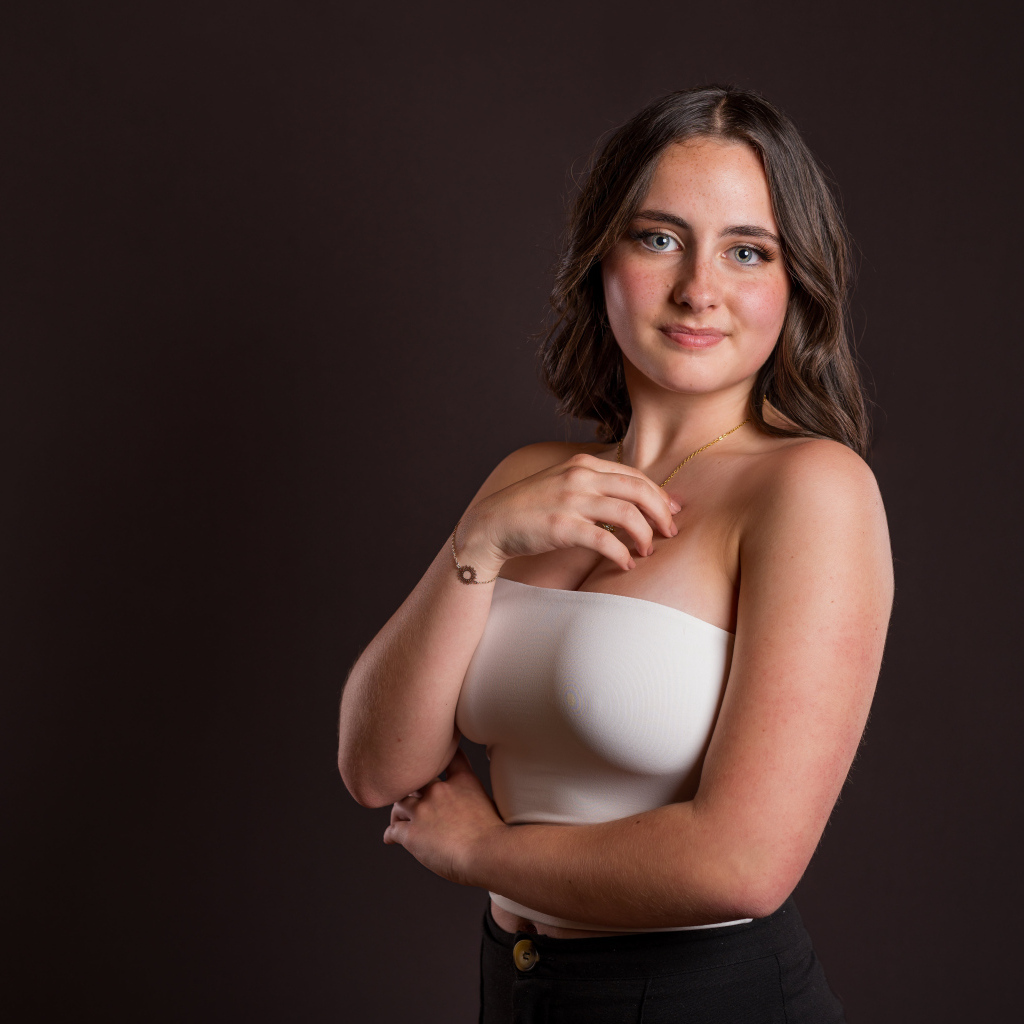 Девушка с голубыми глазами на черном фоне