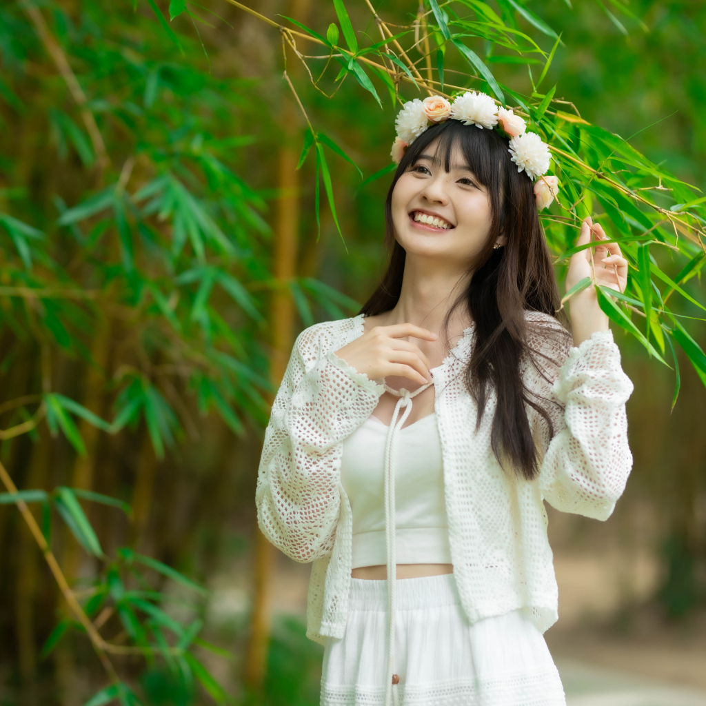 Улыбающаяся азиатка с венком на голове