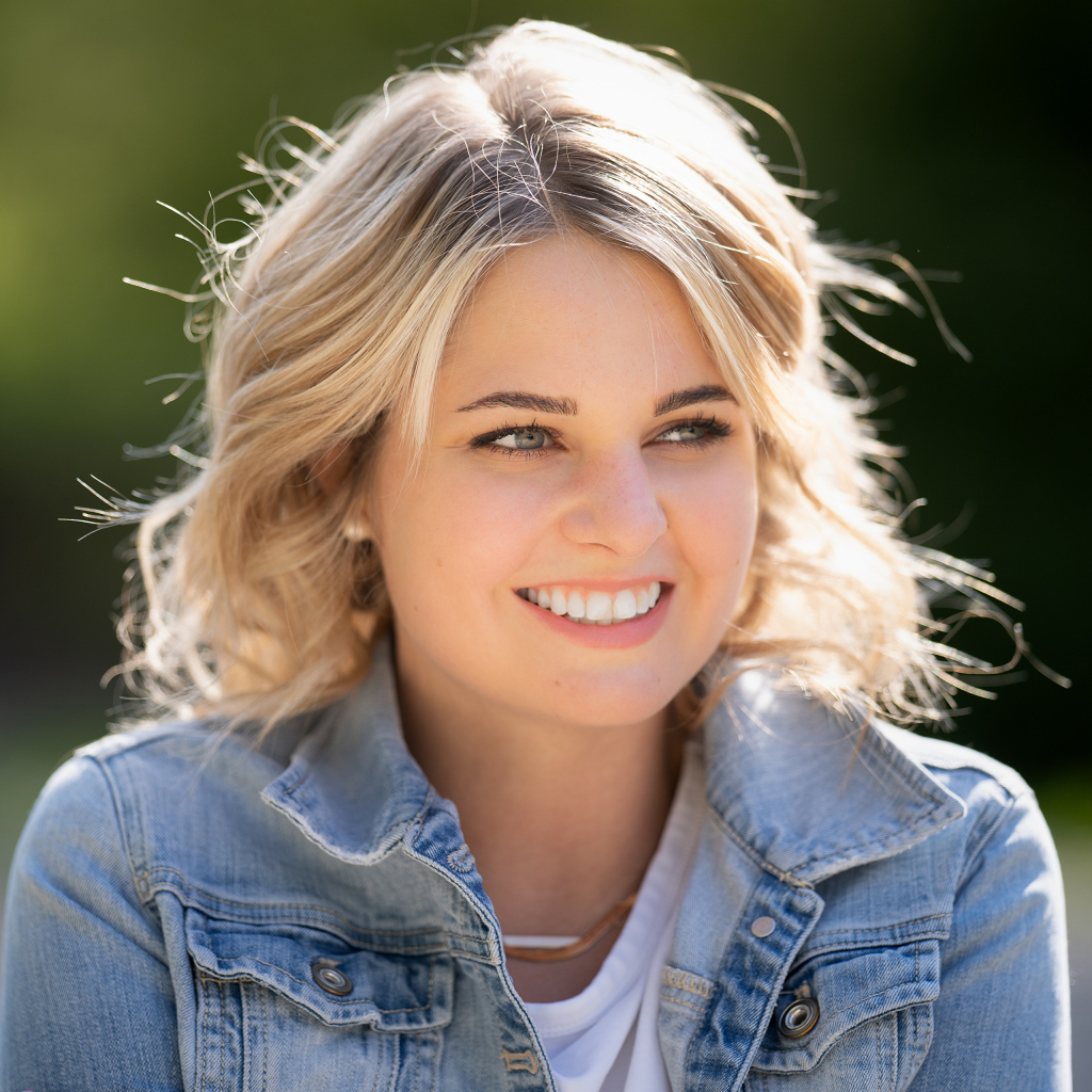 Улыбающаяся блондинка с красивыми белыми зубами