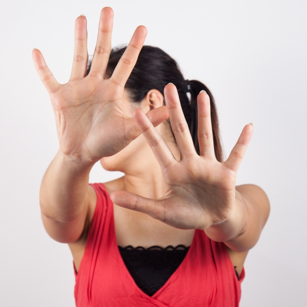 Девушка закрывает лицо руками