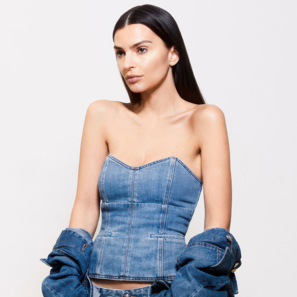 Модель Эмили Ратаковски в джинсовом костюме на белом фоне