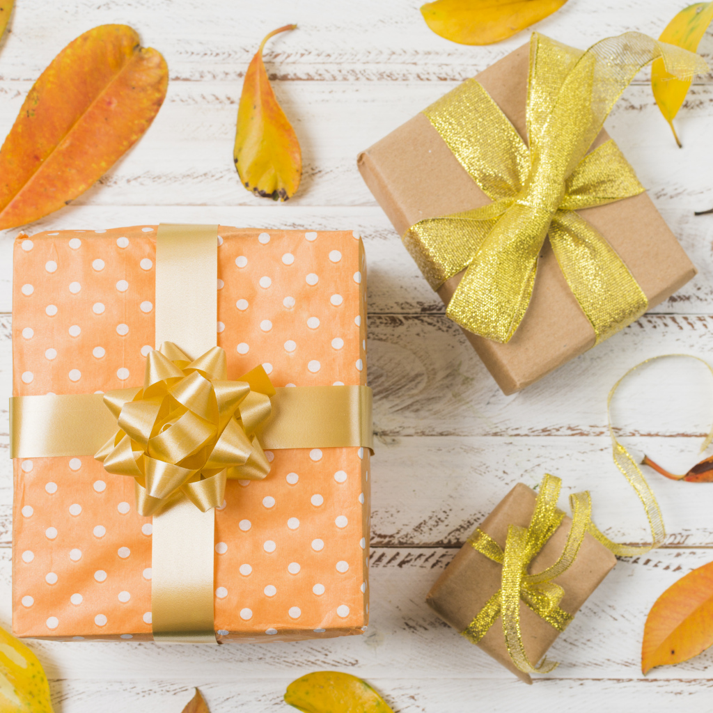 Подарки с опавшими листьями на столе