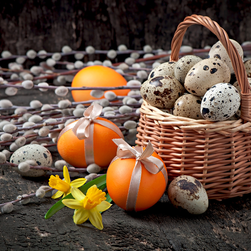 Корзина с перепелиными и куриными яйцами с ветками вербы на Пасху