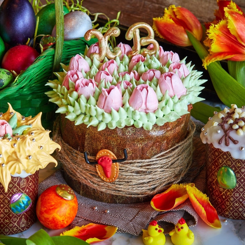 Красивые пасхальные куличи с яйцами и цветами тюльпанов